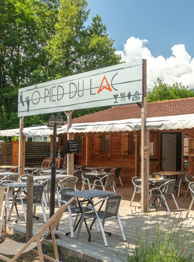 camping les iles passy lac restaurant terrasse ()